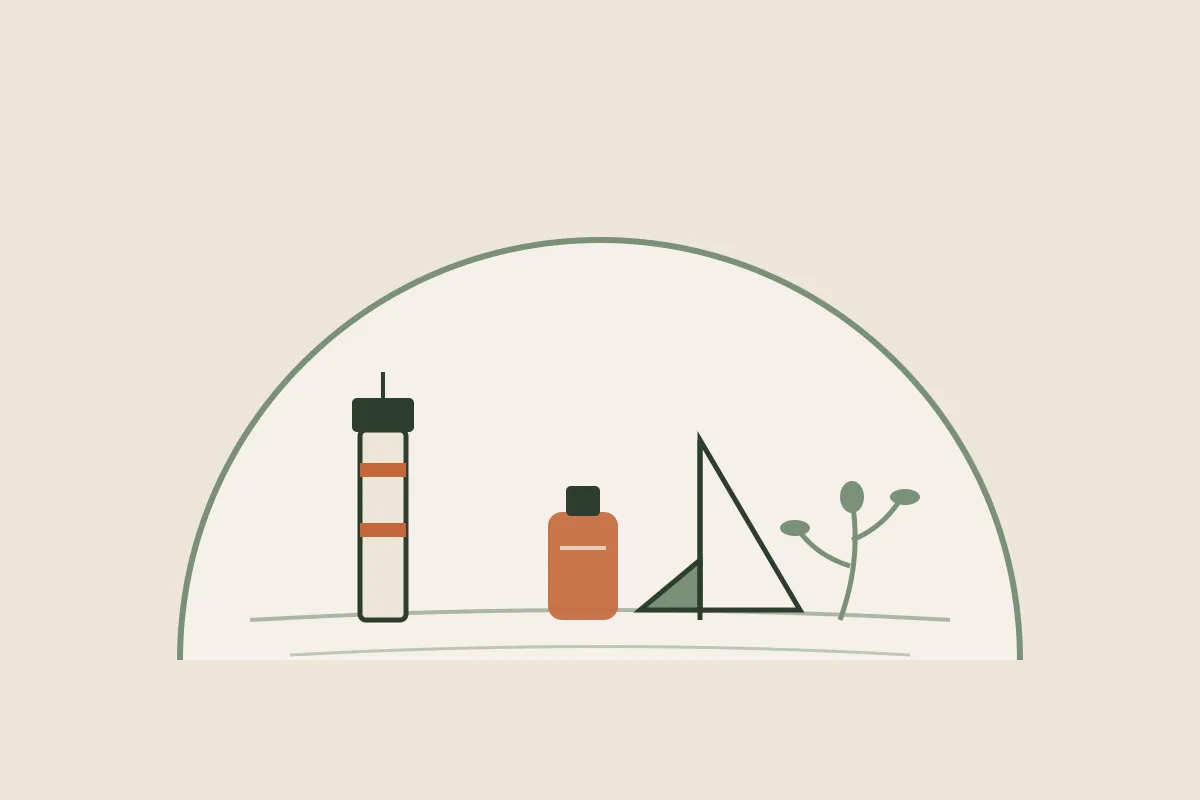 Illustration : massage grossesse et post-partum à Cherbourg, la grande rade, une voile et un phare dans une arche, avec un flacon d'huile et un brin végétal, aux couleurs crème et vert sauge de Yes Mama