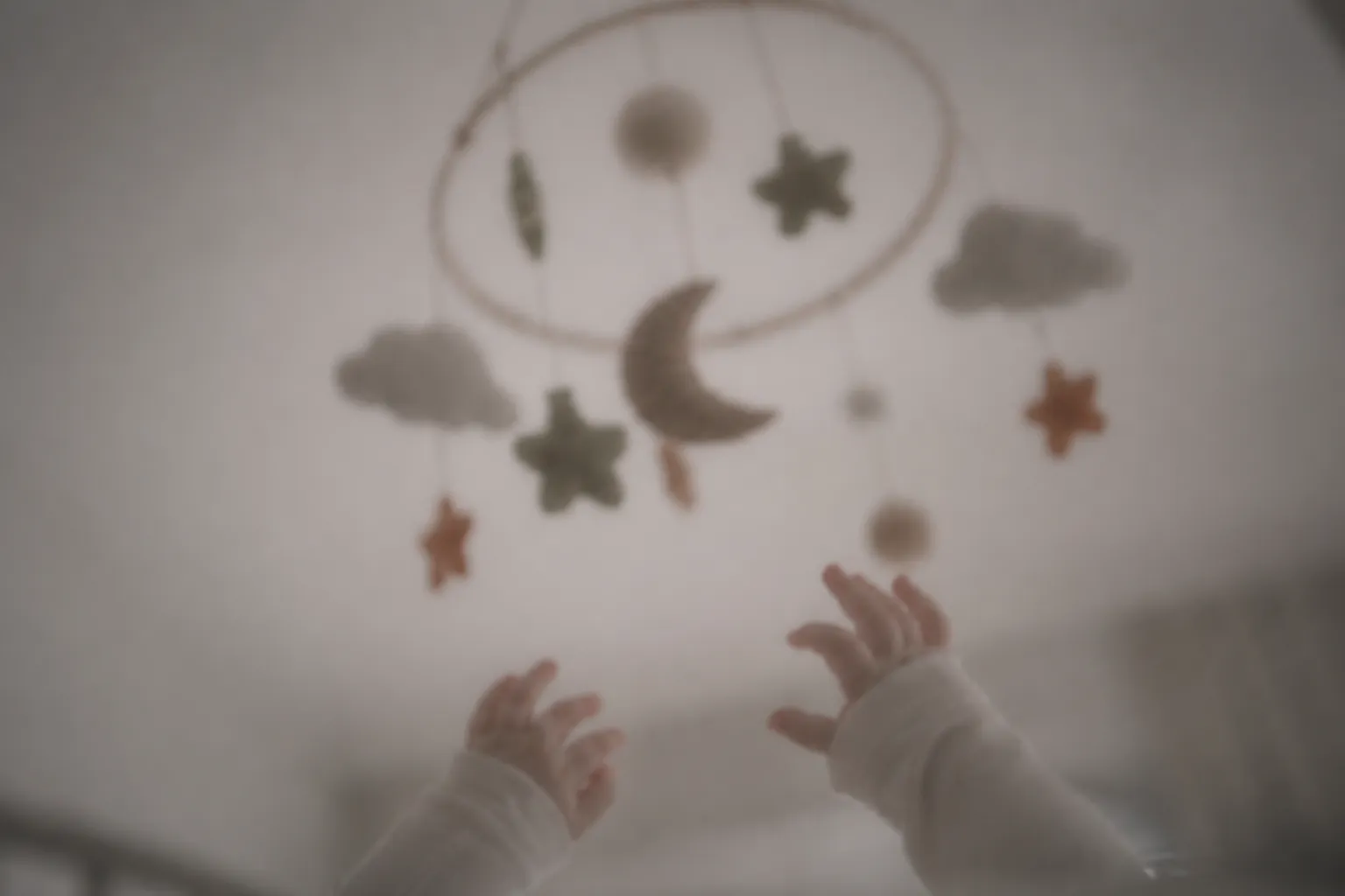 Vision d'un bébé d'environ 1 mois : le mobile de son berceau se devine, encore flou et presque sans couleur