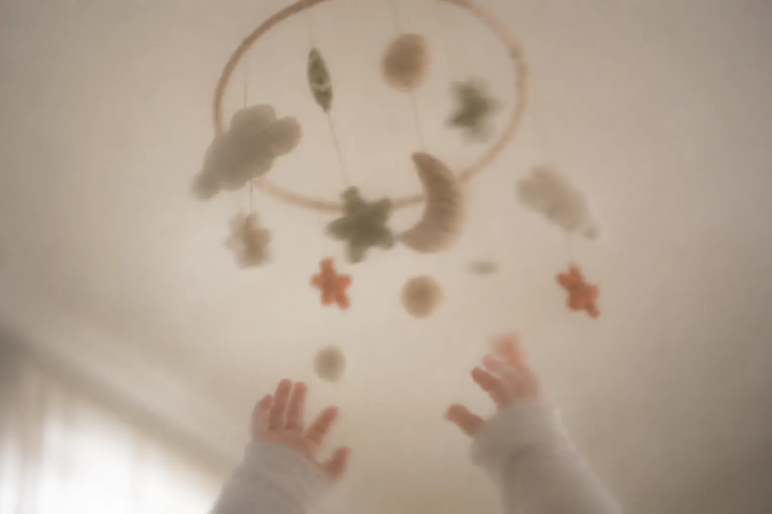 Vision d'un bébé de 2 à 3 mois : le mobile devient reconnaissable, avec les premières couleurs chaudes