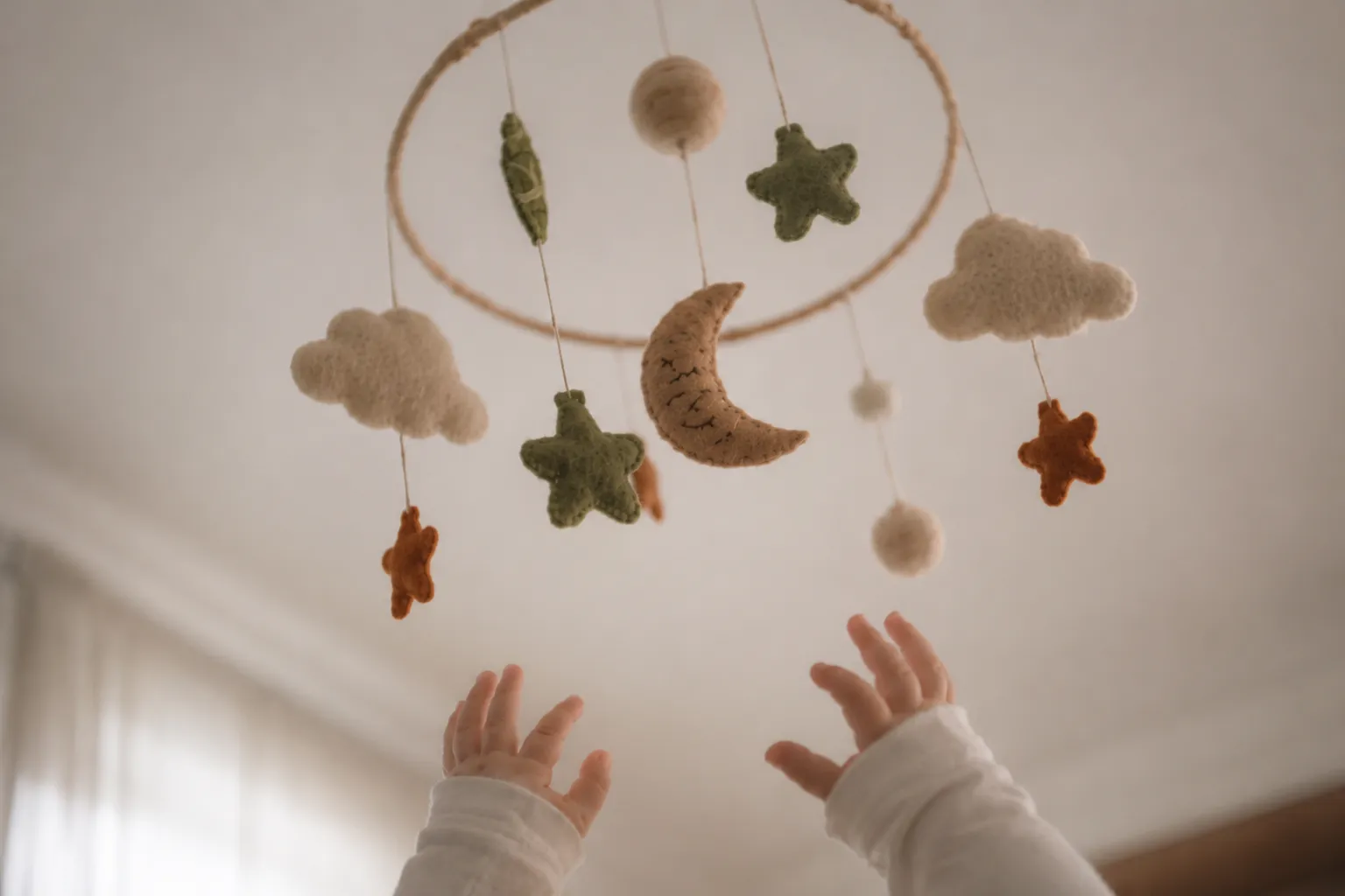 Vision d'un bébé de 4 à 6 mois : le mobile devient net, en couleurs, avec du relief